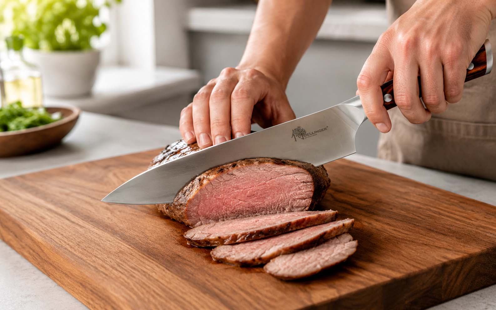 Nůž Gyuto při krájení pečeného masa na dřevěném prkénku